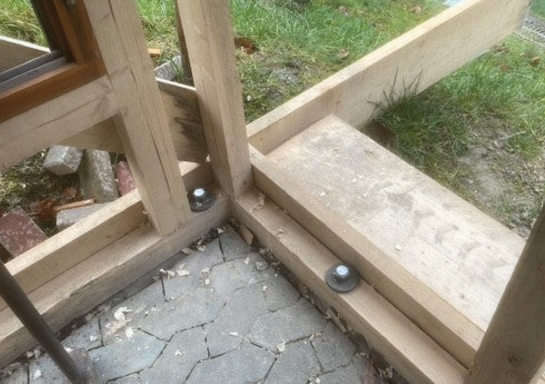 Sicherung eines Holzgestells per SLOG-X Erdschraube