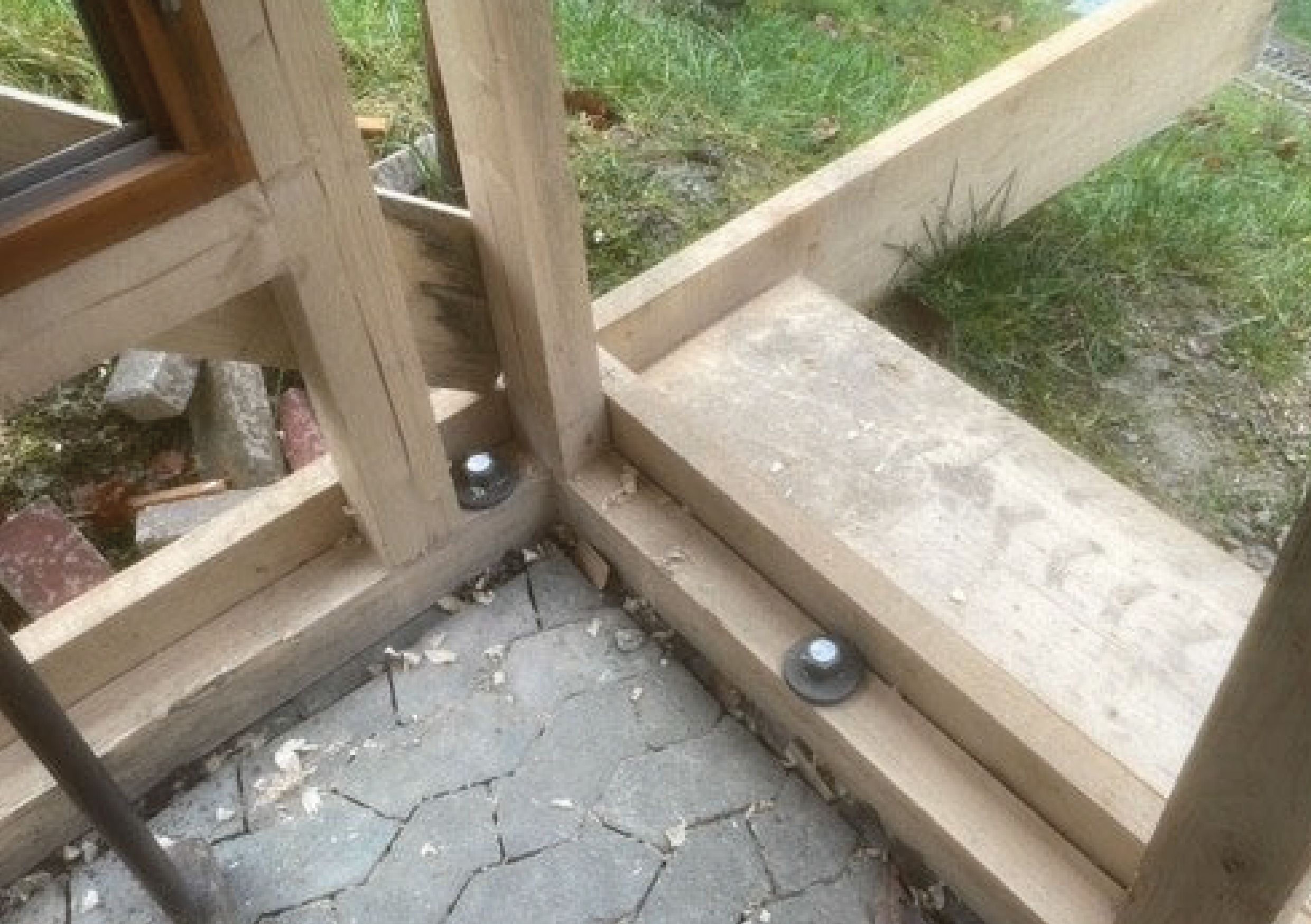 Sicherung eines Holzgestells per SLOG-X Erdschraube